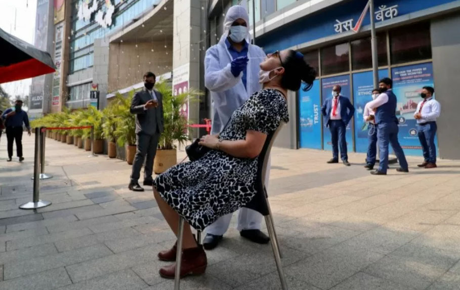 Seorang tenaga kesehatan melakukan tes usab dari seorang perempuan saat kampanye tes rapid antigen untuk covid-19 di luar sebuah pusat perbelanjaan di Mumbai, India. ANTARA FOTO/REUTERS/Niharika Kulkarni/hp/cfo. Seorang tenaga kesehatan melakukan tes usab dari seorang perempuan saat kampanye tes rapid antigen untuk covid-19 di luar sebuah pusat perbelanjaan di Mumbai, India. ANTARA FOTO/REUTERS/Niharika Kulkarni/hp/cfo.