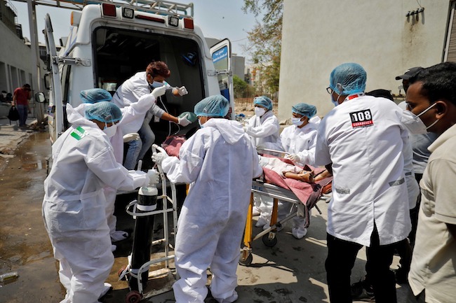 Seorang pasien dengan masalah pernapasan dibawa ke rumah sakit covid-19 untuk perawatan, di tengah pandemi penyakit virus korona (COVID-19), Ahmedabad, Indi. (ANTARA FOTO/REUTERS/Amit Dave) Seorang pasien dengan masalah pernapasan dibawa ke rumah sakit covid-19 untuk perawatan, di tengah pandemi penyakit virus korona (COVID-19), Ahmedabad, Indi. (ANTARA FOTO/REUTERS/Amit Dave)