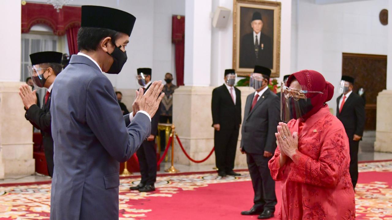 Presiden Jokowi (kiri) memberi selamat kepada Tri Rismaharini usai melantiknya sebagai Menteri Sosial di Istana Negara, Jakarta. (Foto: Muchlis Jr - Biro Pers Sekretariat Presiden) Presiden Jokowi (kiri) memberi selamat kepada Tri Rismaharini usai melantiknya sebagai Menteri Sosial di Istana Negara, Jakarta. (Foto: Muchlis Jr - Biro Pers Sekretariat Presiden)