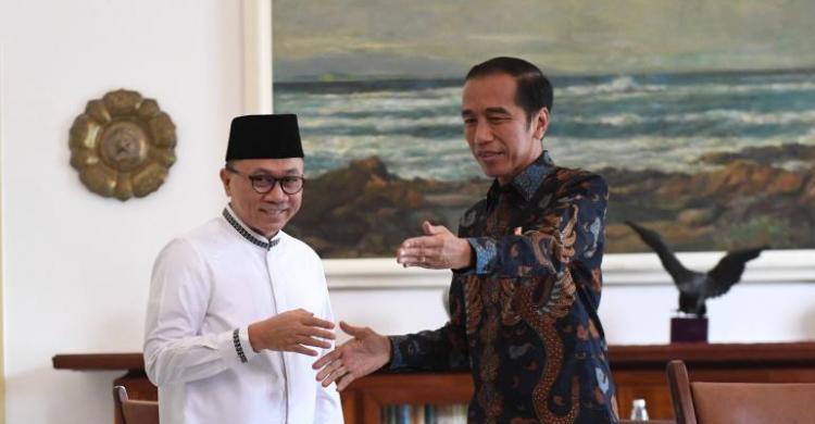 Ketua Umum PAN Zulkifli Hasan (kiri) bersama Presiden Jokowi (Foto: Antara/tss) Ketua Umum PAN Zulkifli Hasan (kiri) bersama Presiden Jokowi (Foto: Antara/tss)