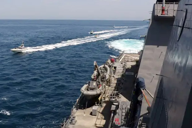 Kapal pasukan tanpa bayangan Iran mengganggu kapal penjaga pantai Amerika di Teluk Persia. Foto: Business Insider Kapal pasukan tanpa bayangan Iran mengganggu kapal penjaga pantai Amerika di Teluk Persia. Foto: Business Insider