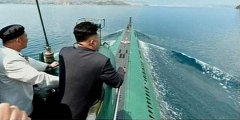 Kim Jong Un berada di menara salah satu kapal selam Korea Utara. Foto ini ditampilkan stasiun televisi pemerintah Korea Utara. (KCNA/Sky News) Kim Jong Un berada di menara salah satu kapal selam Korea Utara. Foto ini ditampilkan stasiun televisi pemerintah Korea Utara. (KCNA/Sky News)