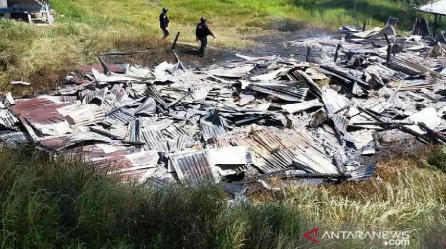 Puing-puing bekas sekolah yang dibakar KKB di Papua. Foto: Antara Puing-puing bekas sekolah yang dibakar KKB di Papua. Foto: Antara