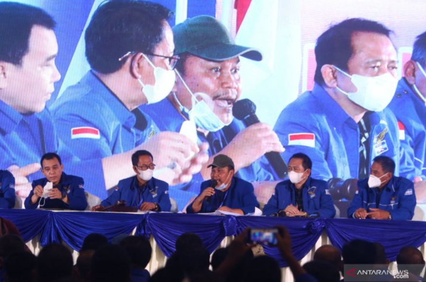Pimpinan sidang Jhoni Allen Marbun (tengah) didampingi para kader lainnya menjawab pertanyaan wartawan saat Kongres Luar Biasa (KLB) Partai Demokrat di The Hill Hotel Sibolangit, Deli Serdang, Sumatera Utara, Jumat (5/3/2021).. ANTARA FOTO/Endi Ahmad/Lmo/ Pimpinan sidang Jhoni Allen Marbun (tengah) didampingi para kader lainnya menjawab pertanyaan wartawan saat Kongres Luar Biasa (KLB) Partai Demokrat di The Hill Hotel Sibolangit, Deli Serdang, Sumatera Utara, Jumat (5/3/2021).. ANTARA FOTO/Endi Ahmad/Lmo/