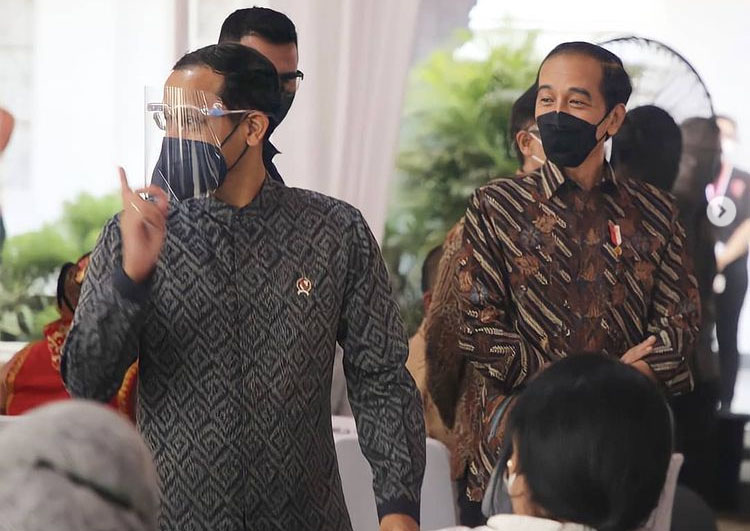 Presiden Jokowi (kanan) bersama Mendikbud Nadiem Makarim. Foto: Instagram Nadiem Makarim Presiden Jokowi (kanan) bersama Mendikbud Nadiem Makarim. Foto: Instagram Nadiem Makarim