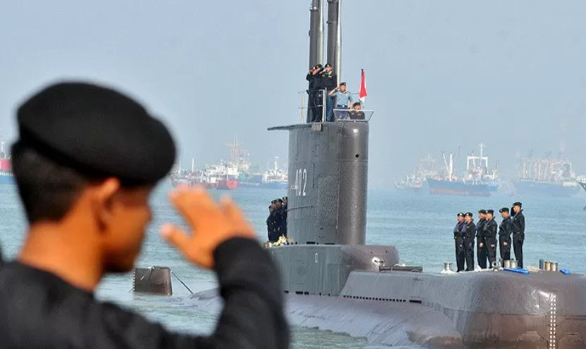 Dokumentasi anggota TNI AL memberi penghormatan ketika kapal selam KRI Nanggala-402 tiba di Dermaga Komando Armada Indonesia Kawasa Timur TNI AL, Ujung, Surabaya, Jawa Timur, Senin (6/2/2012). ANTARA FOTO/M Risyal Hidayat Dokumentasi anggota TNI AL memberi penghormatan ketika kapal selam KRI Nanggala-402 tiba di Dermaga Komando Armada Indonesia Kawasa Timur TNI AL, Ujung, Surabaya, Jawa Timur, Senin (6/2/2012). ANTARA FOTO/M Risyal Hidayat