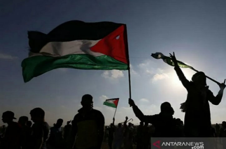 Warga mengibarkan bendera Palestina di tengah konflik dengan Israel, belum lama ini. Foto: antara/reuters Warga mengibarkan bendera Palestina di tengah konflik dengan Israel, belum lama ini. Foto: antara/reuters