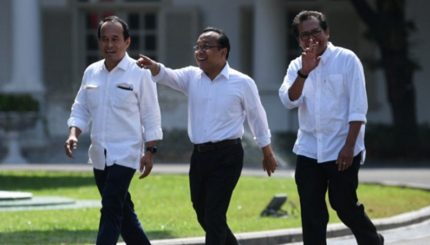 Menteri Sekretaris Negara Pratikno (tengah) kinerjanya dikritisi relawan Jokowi Mania. (ANTARA FOTO/WAHYU PUTRO A) Menteri Sekretaris Negara Pratikno (tengah) kinerjanya dikritisi relawan Jokowi Mania. (ANTARA FOTO/WAHYU PUTRO A)