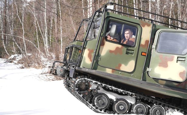 Vladimir Putin mengendarai tank di Siberia. Foto: kremlin.ru Vladimir Putin mengendarai tank di Siberia. Foto: kremlin.ru
