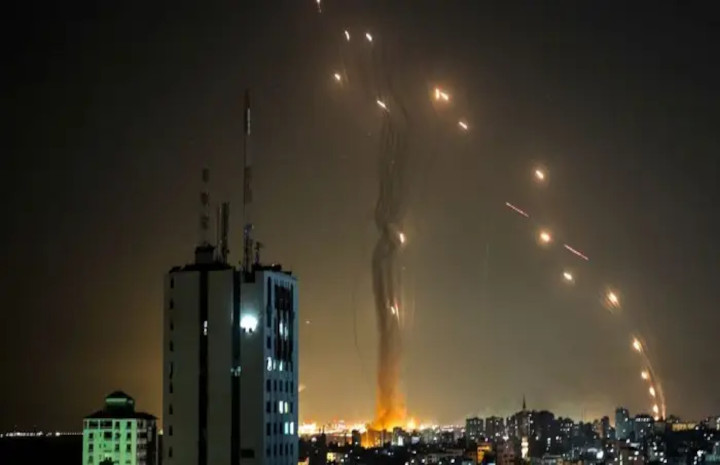 Sistem pertahanan rudal Iron Dome milik Israel mencoba mencegat rudal sijeel milik Hamas. Foto: Business Insider Sistem pertahanan rudal Iron Dome milik Israel mencoba mencegat rudal sijeel milik Hamas. Foto: Business Insider
