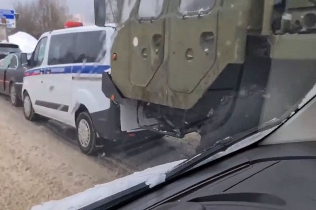 Kendaraan sistem pertahanan rudal pembunuh S-400 Rusia tabrakan berantai di sebuah jalan raya di pinggiran Moskow, Kamis (25/2/2021). Foto/Eurasia Diary Kendaraan sistem pertahanan rudal pembunuh S-400 Rusia tabrakan berantai di sebuah jalan raya di pinggiran Moskow, Kamis (25/2/2021). Foto/Eurasia Diary