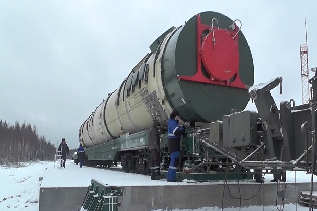 Rudal balistik antarbenua (ICBM) baru Rusia, RS-28 Sarmat, mampu merobek setiap sistem pertahanan rudal hingga hancur. Foto: AFP Rudal balistik antarbenua (ICBM) baru Rusia, RS-28 Sarmat, mampu merobek setiap sistem pertahanan rudal hingga hancur. Foto: AFP