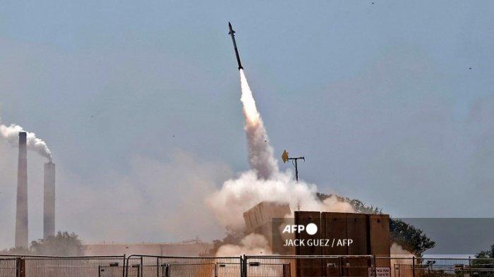 Iron Dome Israel dibuat kewalahan oleh rudal Hamas. Foto: Jack Guez/AFP Iron Dome Israel dibuat kewalahan oleh rudal Hamas. Foto: Jack Guez/AFP