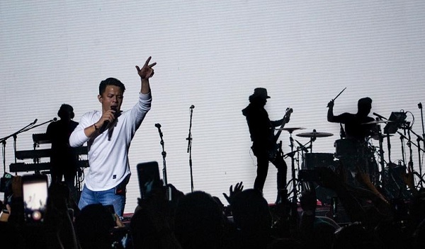 Arsip Foto. Ariel Noah saat tampil dalam konser "Kejar Mimpi Untuk Indonesia" di Bandung, Jawa Barat, Jumat (7/9/2018). Selain band Noah, penyanyi Maudy Ayunda juga tampil dalam konser itu. (ANTARA/M Ibnu Chazar) Arsip Foto. Ariel Noah saat tampil dalam konser "Kejar Mimpi Untuk Indonesia" di Bandung, Jawa Barat, Jumat (7/9/2018). Selain band Noah, penyanyi Maudy Ayunda juga tampil dalam konser itu. (ANTARA/M Ibnu Chazar)
