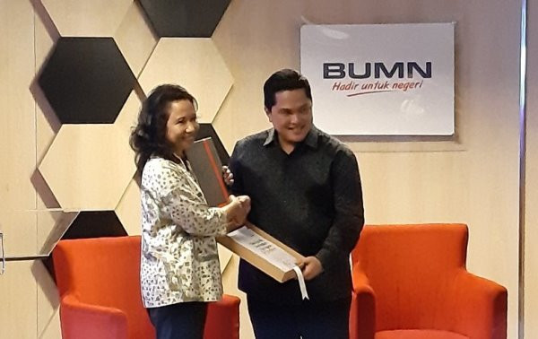Menteri BUMN periode 2014-2019 Rini Soemarno menyerahkan buku laporan lima tahunan Kementerian BUMN kepada Menteri BUMN Erick Thohir. Foto: ANTARA/Aji Cakti Menteri BUMN periode 2014-2019 Rini Soemarno menyerahkan buku laporan lima tahunan Kementerian BUMN kepada Menteri BUMN Erick Thohir. Foto: ANTARA/Aji Cakti