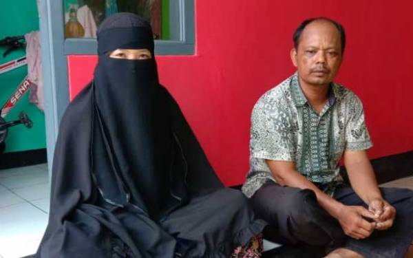 DK (kiri) didampingi Ketua RT 03/01, Desa Gunungsari, Kecamatan Ciranjang. Foto: Fadilah Munajat/Radar Cianjur DK (kiri) didampingi Ketua RT 03/01, Desa Gunungsari, Kecamatan Ciranjang. Foto: Fadilah Munajat/Radar Cianjur