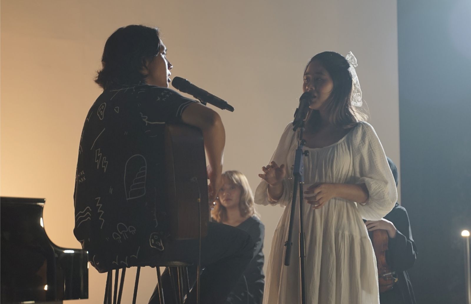 Ananda Badudu dan Nadin Amizah saat tampil di konser Wave of Cinema. Foto: Visinema Musik Ananda Badudu dan Nadin Amizah saat tampil di konser Wave of Cinema. Foto: Visinema Musik