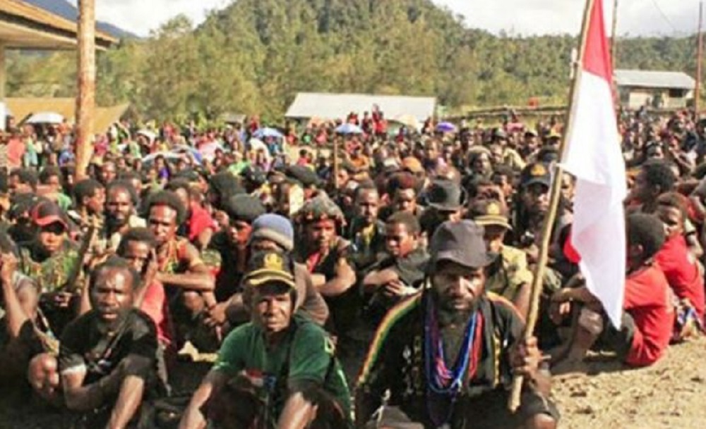 Taktik Kuno Pasukan Setan TNI Bikin KKB Teroris Papua Kocar Kacir dan Menyerah - KKB Papua kembali ke NKRI (Foto: Dispen TNI AD) Taktik Kuno Pasukan Setan TNI Bikin KKB Teroris Papua Kocar Kacir dan Menyerah - KKB Papua kembali ke NKRI (Foto: Dispen TNI AD)