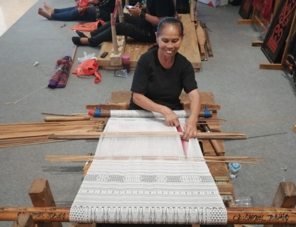 Penenun kain ulos khas batak ( sumber : doc pribadi ) Penenun kain ulos khas batak ( sumber : doc pribadi )