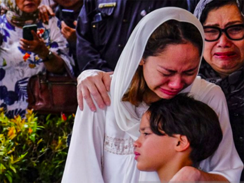 Bunga Citra Lestari alias BCL memeluk anaknya Noah Sinclair saat pemakaman Ashraf Sinclair. Foto: Antara Bunga Citra Lestari alias BCL memeluk anaknya Noah Sinclair saat pemakaman Ashraf Sinclair. Foto: Antara