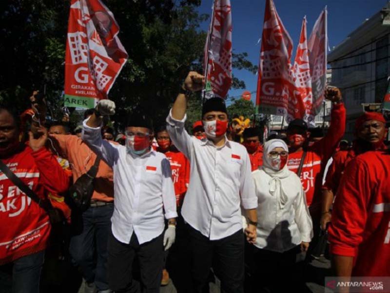 Pasangan calon Wali Kota dan Wakil Wali Kota Surabaya Eri Cahyadi (tengah) dan Armuji (kedua kiri). Foto: Antara Pasangan calon Wali Kota dan Wakil Wali Kota Surabaya Eri Cahyadi (tengah) dan Armuji (kedua kiri). Foto: Antara