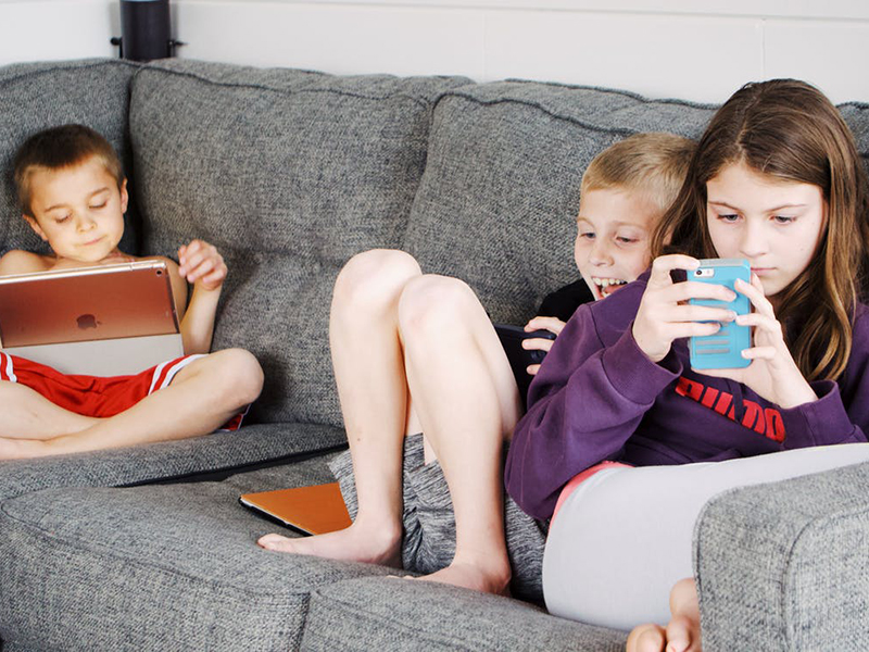 Ilustrasi anak bermain gadget. Foto: Pexels Ilustrasi anak bermain gadget. Foto: Pexels