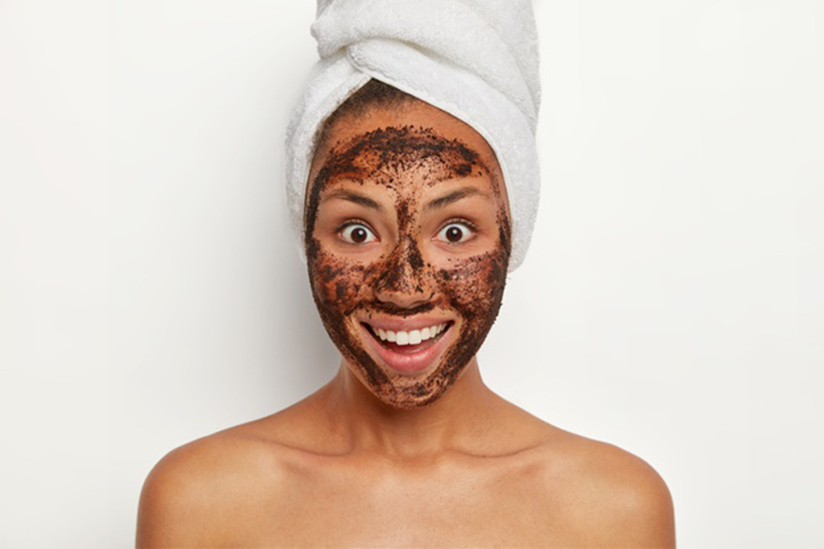 Ilustrasi masker ampas kopi. Foto: Freepik/wayhomestudio Ilustrasi masker ampas kopi. Foto: Freepik/wayhomestudio