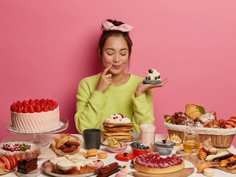 Ilustrasi memilih makanan. Foto: Freepik/wayhomestudio Ilustrasi memilih makanan. Foto: Freepik/wayhomestudio
