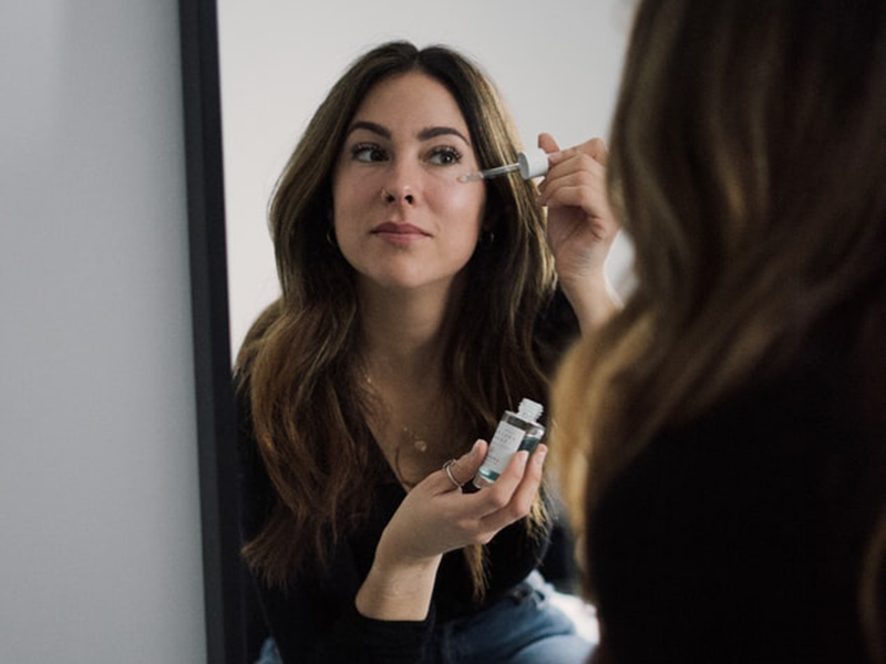 Ilustrasi menggunakan serum wajah. Foto: Unsplash Ilustrasi menggunakan serum wajah. Foto: Unsplash