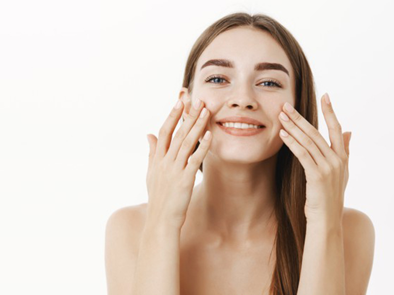 Ilustrasi menggunakan skincare. Foto: Freepik/cookie_studio Ilustrasi menggunakan skincare. Foto: Freepik/cookie_studio
