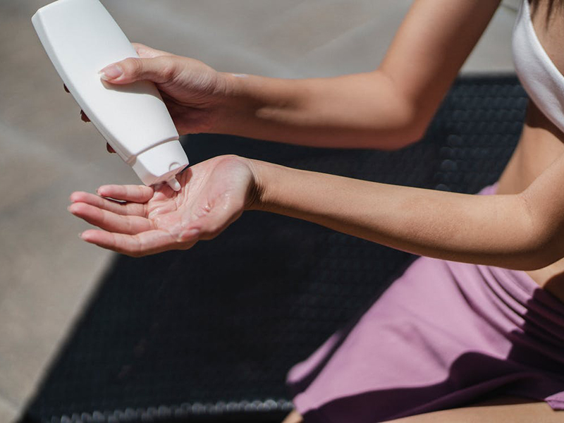 Ilustrasi menggunakan sunscreen. Foto: Pexels Ilustrasi menggunakan sunscreen. Foto: Pexels