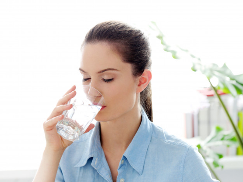 Ilustrasi minum segelas air putih setiap pagi. Foto: Freepik/Racool_studio Ilustrasi minum segelas air putih setiap pagi. Foto: Freepik/Racool_studio