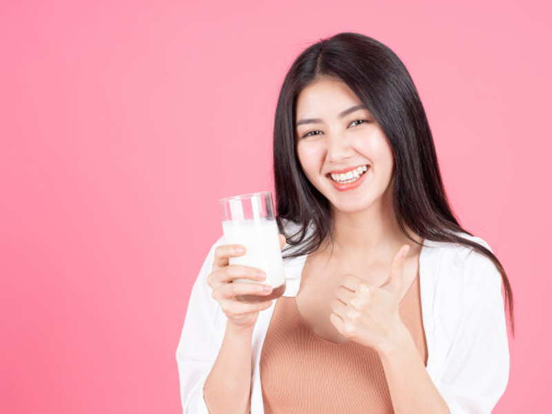 Ilustrasi perempuan minum susu beruang. Foto: Freepik/jcomp Ilustrasi perempuan minum susu beruang. Foto: Freepik/jcomp
