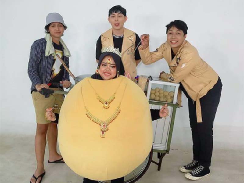 Kekeyi meliris single keduanya yang berjudul Queen Pentol. Foto: Instagram @rahmawatikekeyiputricantikka23 Kekeyi meliris single keduanya yang berjudul Queen Pentol. Foto: Instagram @rahmawatikekeyiputricantikka23