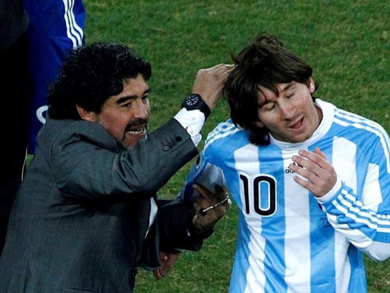 Diego Maradona (kiri) saat menjadi pelatih tim nasional Argentina melakukan selebrasi dengan Lionel Messi. Foto: Antara/REUTERS/David Gray Diego Maradona (kiri) saat menjadi pelatih tim nasional Argentina melakukan selebrasi dengan Lionel Messi. Foto: Antara/REUTERS/David Gray