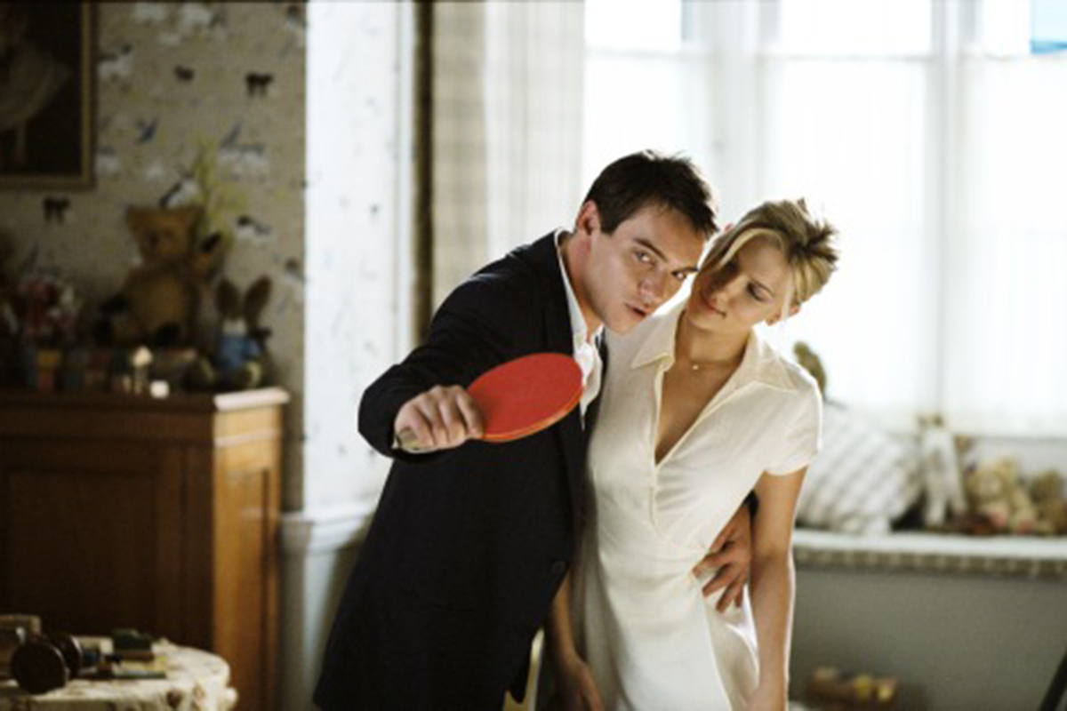 Match Point (2005), salah satu film barat tentang perselingkuhan. Foto: IMDb Match Point (2005), salah satu film barat tentang perselingkuhan. Foto: IMDb