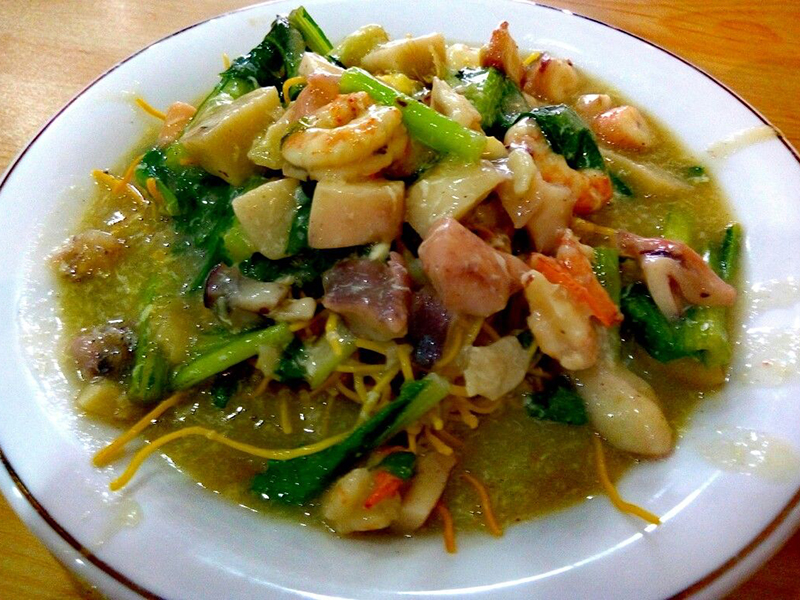 Mie titi khas Makassar. Foto: Pinterest Mie titi khas Makassar. Foto: Pinterest