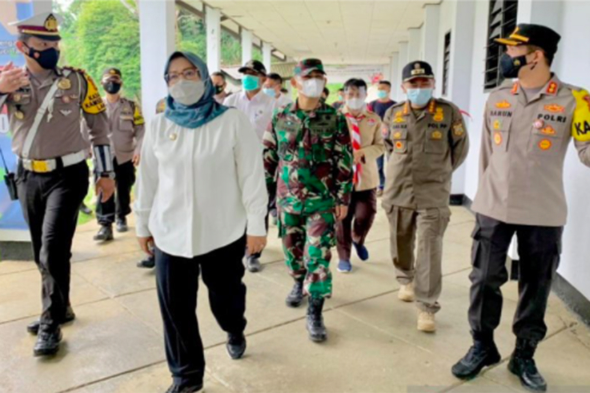 Kapolres Bogor AKBP Harun (kanan) bersama Bupati Bogor Ade Yasin (tengah) saat meninjau pusat isolasi pasien Covid-19 di Wisma Artha Graha, Kabupaten Bogor, Jawa Barat. Foto: Antara/M Fikri Setiawan Kapolres Bogor AKBP Harun (kanan) bersama Bupati Bogor Ade Yasin (tengah) saat meninjau pusat isolasi pasien Covid-19 di Wisma Artha Graha, Kabupaten Bogor, Jawa Barat. Foto: Antara/M Fikri Setiawan