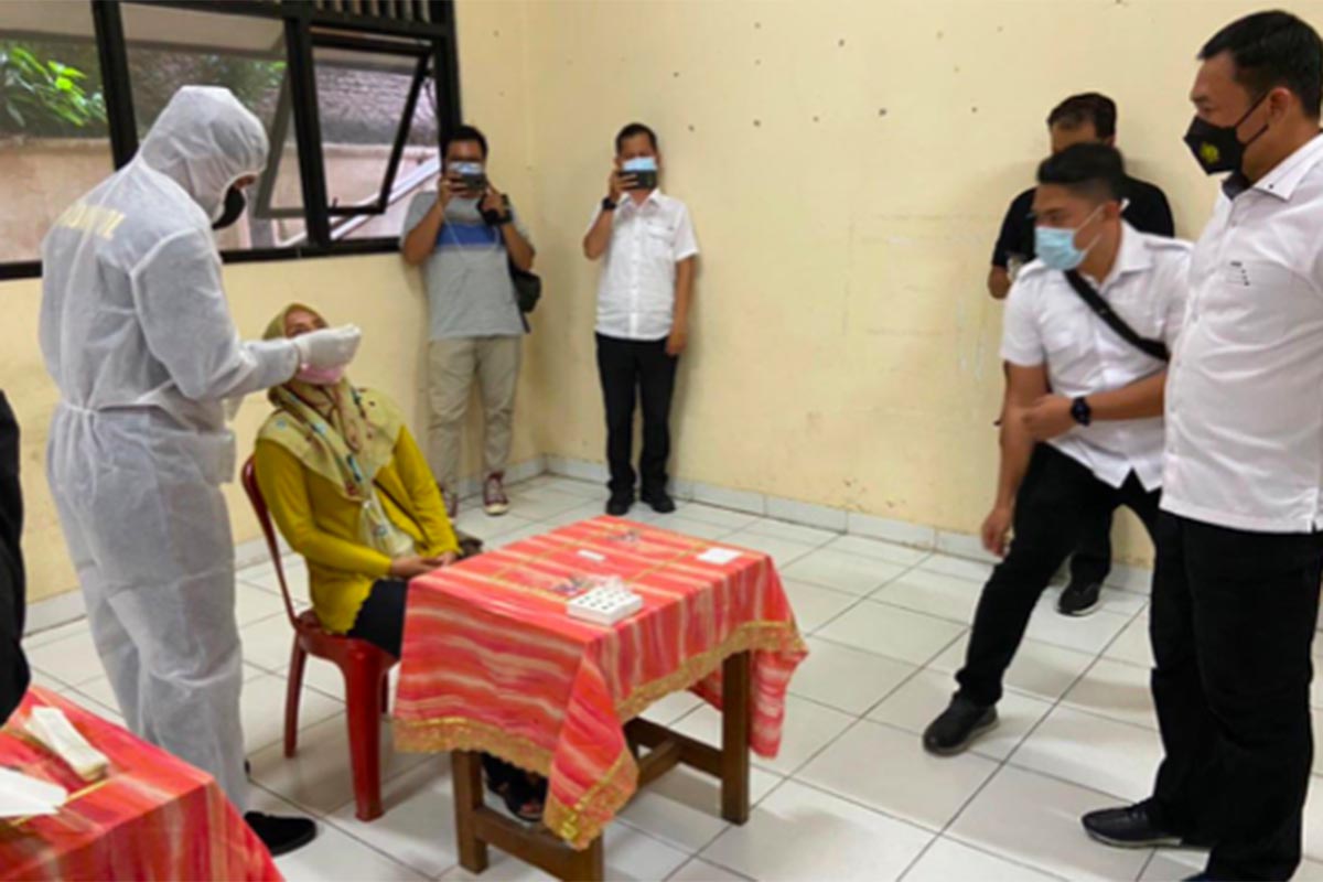 Petugas melakukan swab antigen untuk warga yang baru mudik. Foto: Dok. Humas Polda Metro Jaya Petugas melakukan swab antigen untuk warga yang baru mudik. Foto: Dok. Humas Polda Metro Jaya