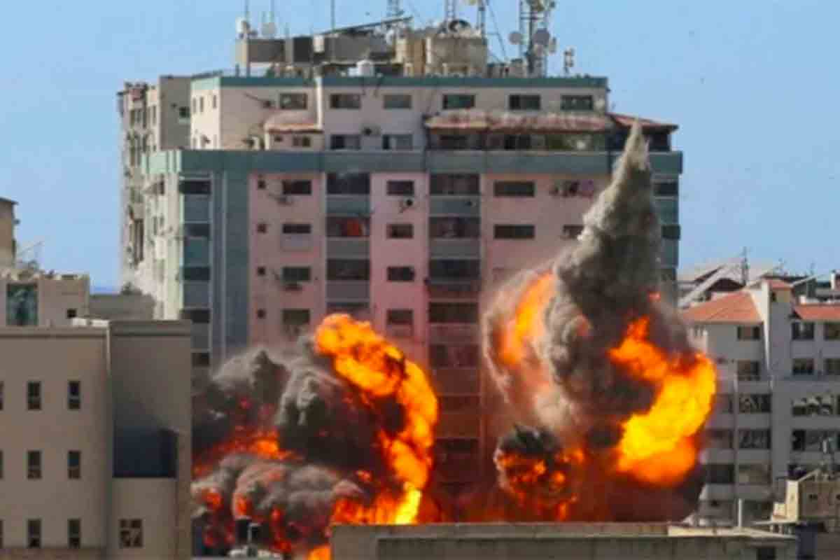 Gedung al-Jalaa, tempat kantor media Associated Press (AP) dan Al Jazeera berada, dilanda serangan udara Israel di Kota Gaza, Sabtu (15/5). Foto: Antara/Reuters/Ashraf Abu Amrah/rwa. Gedung al-Jalaa, tempat kantor media Associated Press (AP) dan Al Jazeera berada, dilanda serangan udara Israel di Kota Gaza, Sabtu (15/5). Foto: Antara/Reuters/Ashraf Abu Amrah/rwa.