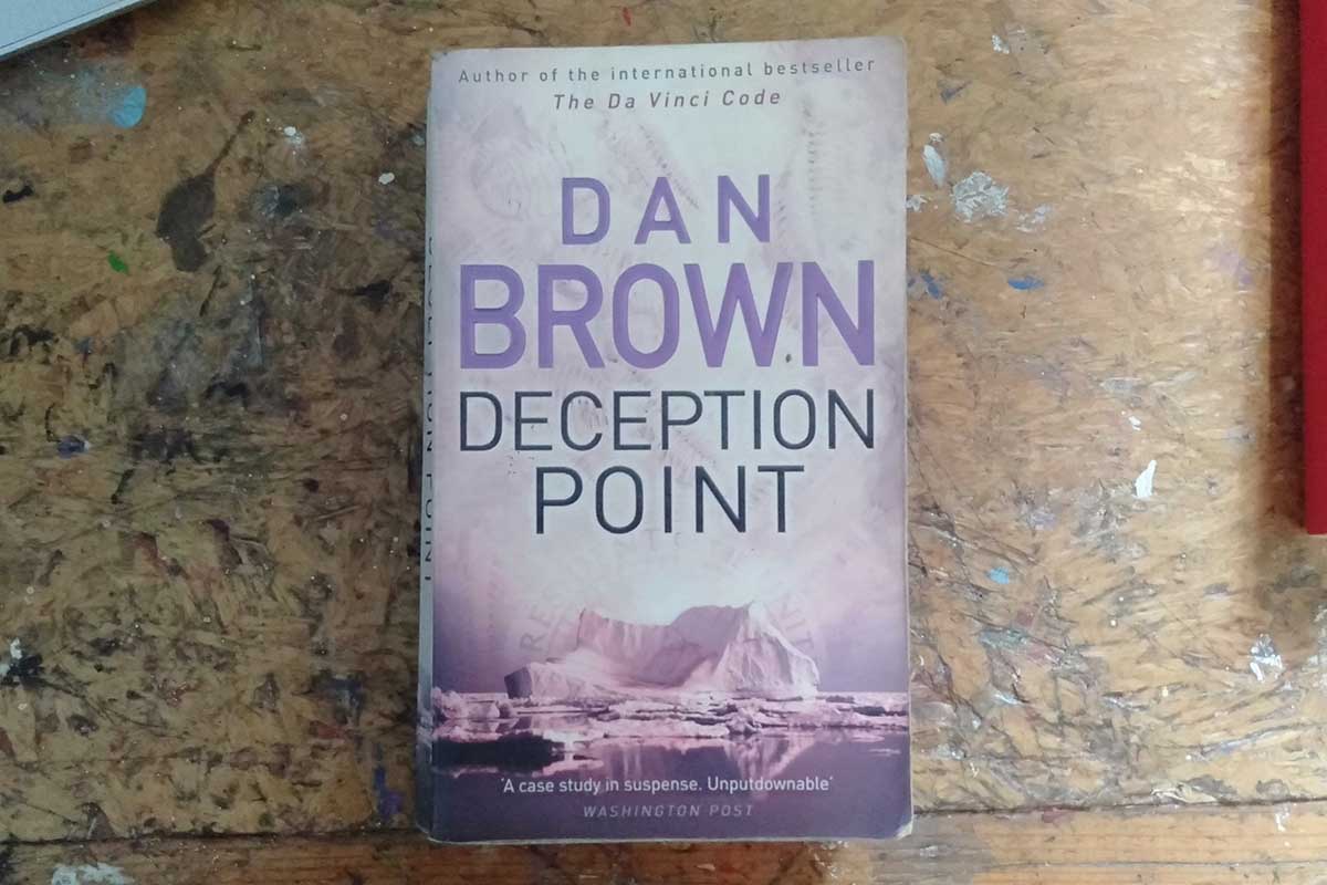 Buku Deception Point. Foto: Pulina/GenPI.co Buku Deception Point. Foto: Pulina/GenPI.co