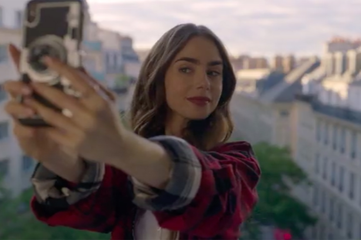 Lily Collins dalam serial Emily in Paris. Foto: Netflix Lily Collins dalam serial Emily in Paris. Foto: Netflix
