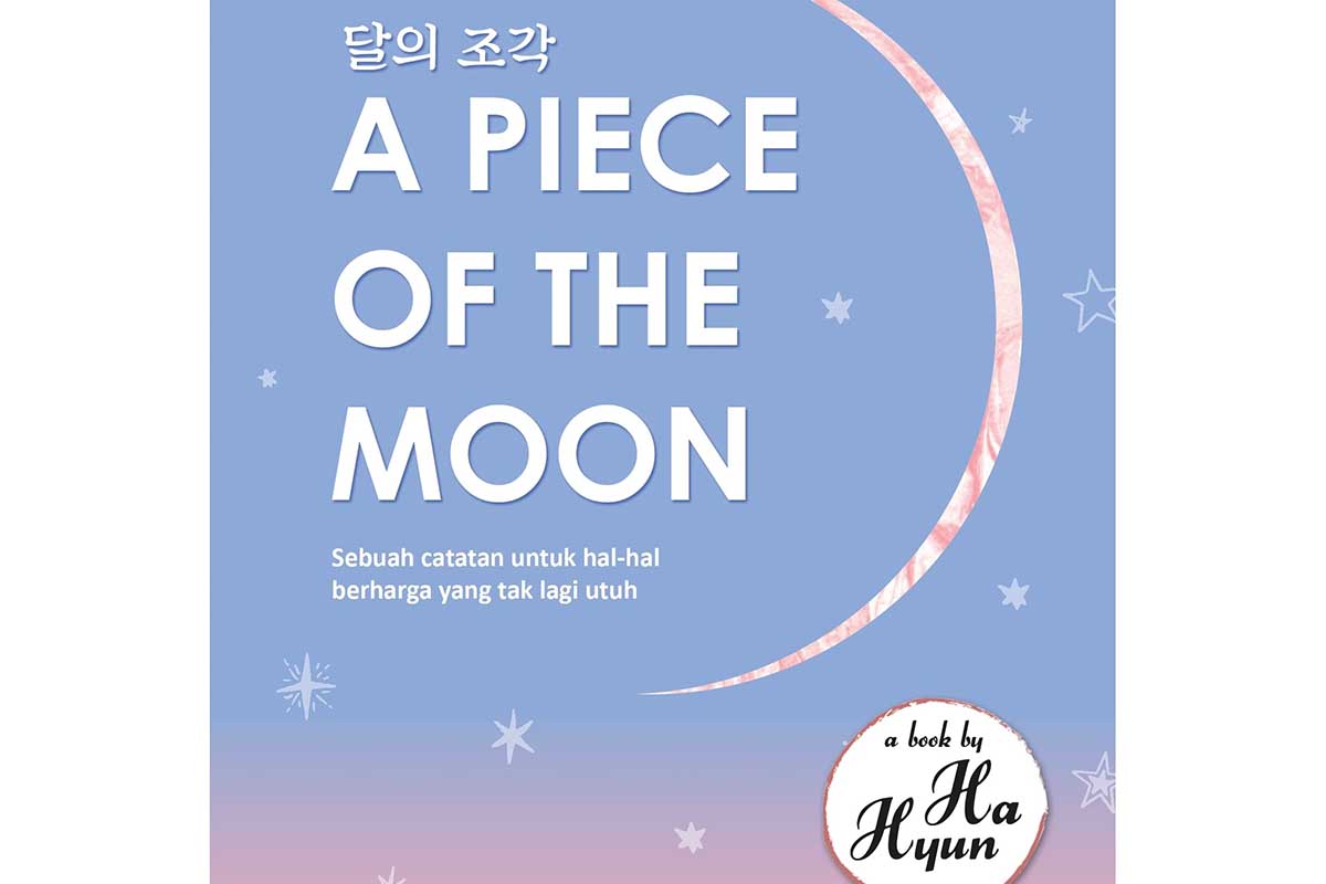Cover buku A Piece of the Moon. Foto: Goodreads.com Cover buku A Piece of the Moon. Foto: Goodreads.com