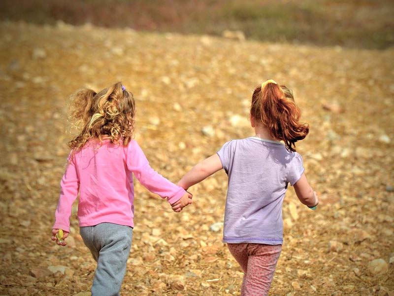 Ilustrasi anak bermain dengan teman sebaya. Foto: Pixabay Ilustrasi anak bermain dengan teman sebaya. Foto: Pixabay
