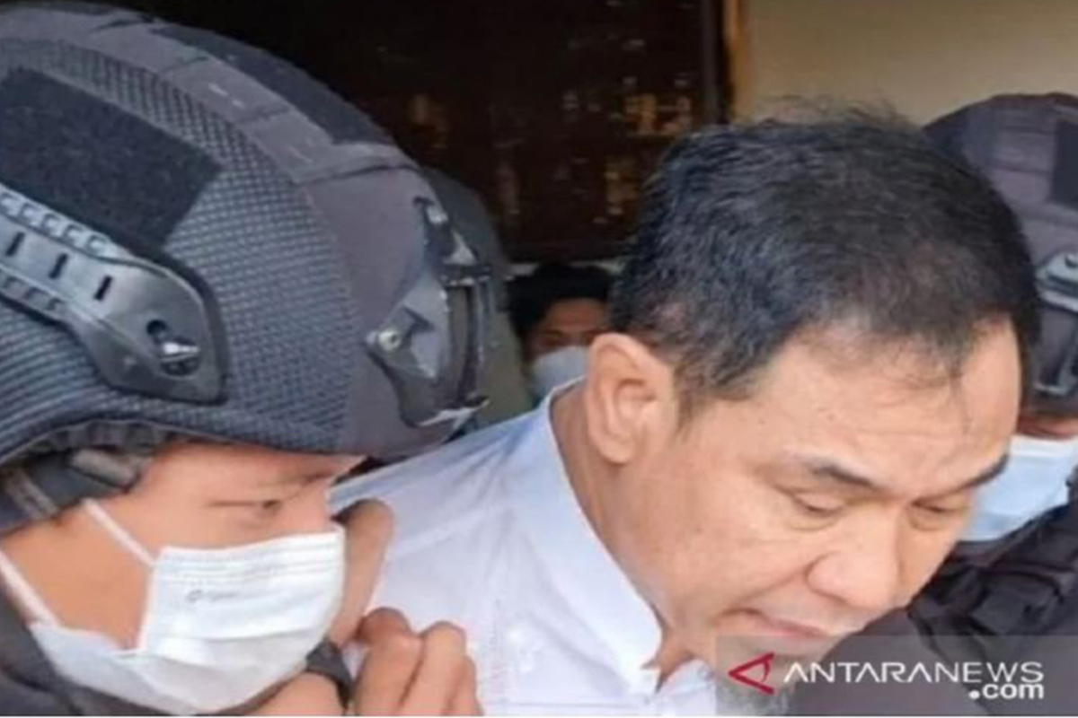 Momen ketika Munarman ditangkap tim Densus 88 Antiteror. Foto: Antara Momen ketika Munarman ditangkap tim Densus 88 Antiteror. Foto: Antara