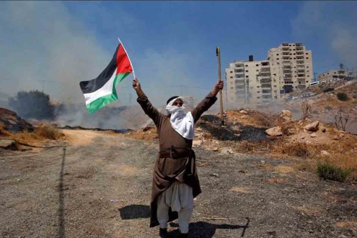 Seorang pengunjuk rasa membawa bendera Palestina saat melakukan protes atas penghancuran rumah warga Palestina oleh Israel di desa Sur Baher. Foto: Antara/Reuters/Mussa Issa Q. Seorang pengunjuk rasa membawa bendera Palestina saat melakukan protes atas penghancuran rumah warga Palestina oleh Israel di desa Sur Baher. Foto: Antara/Reuters/Mussa Issa Q.