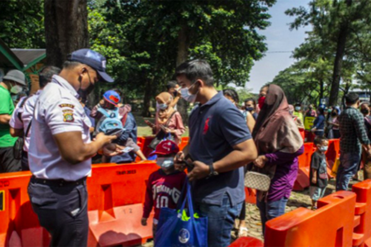 Pengunjung Taman Margasatwa Ragunan (TMR), Pasar Minggu, Jakarta Selatan pada hari kedua operasi libur Idulfitri 2021. Foto: Antara Pengunjung Taman Margasatwa Ragunan (TMR), Pasar Minggu, Jakarta Selatan pada hari kedua operasi libur Idulfitri 2021. Foto: Antara