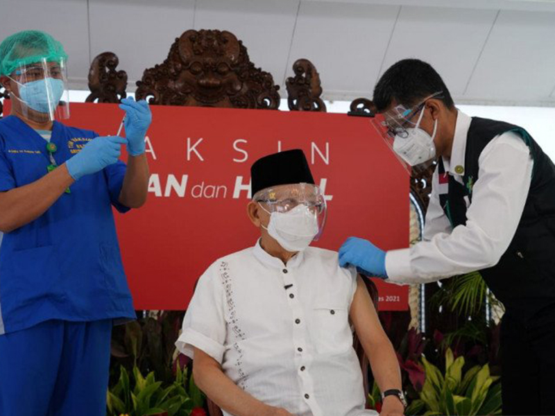 Wakil Presiden Ma'ruf Amin disuntik vaksin Covid-19 dosis kedua, Rabu (17/3). Foto: Antara/Asdep KIP Setwapres Wakil Presiden Ma'ruf Amin disuntik vaksin Covid-19 dosis kedua, Rabu (17/3). Foto: Antara/Asdep KIP Setwapres