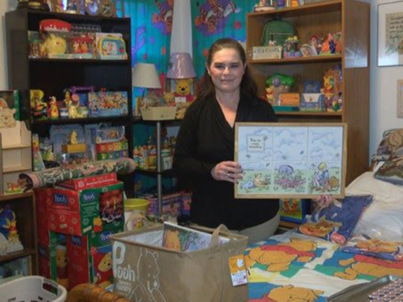 Donna Fee, pemilik koleksi Winnie the Pooh sebanyak 16.000 item. Foto: WCYB Photo Donna Fee, pemilik koleksi Winnie the Pooh sebanyak 16.000 item. Foto: WCYB Photo