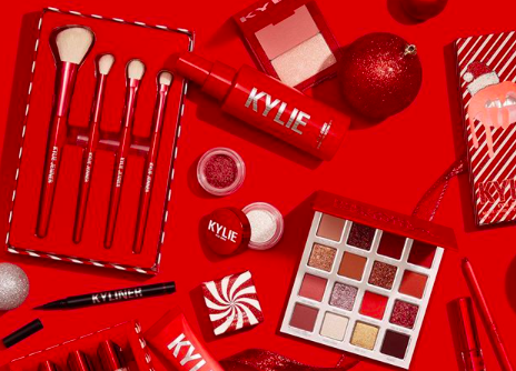 Koleksi makeup edisi Natal Kylie Jenner yang serba merah. (Foto: Instagram/@kyliejenner) Koleksi makeup edisi Natal Kylie Jenner yang serba merah. (Foto: Instagram/@kyliejenner)
